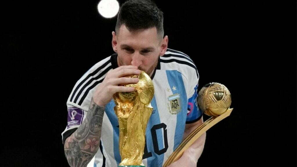 Lionel Messi kissing the World Cup