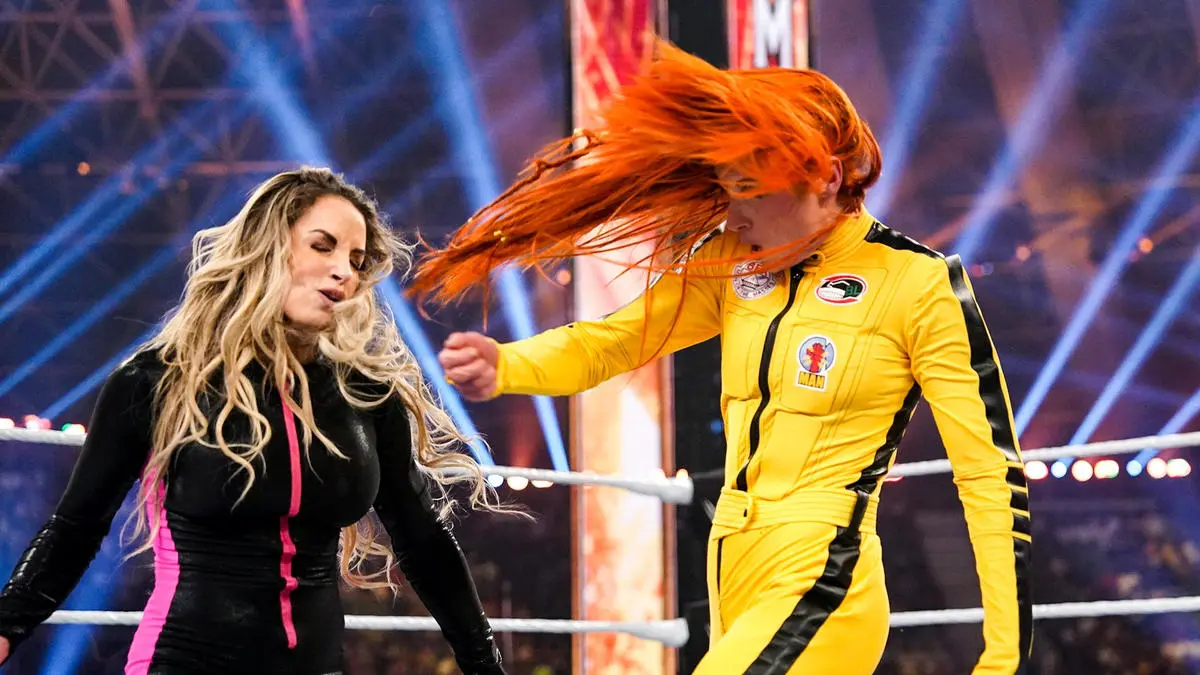 Becky Lynch vs Trish Stratus