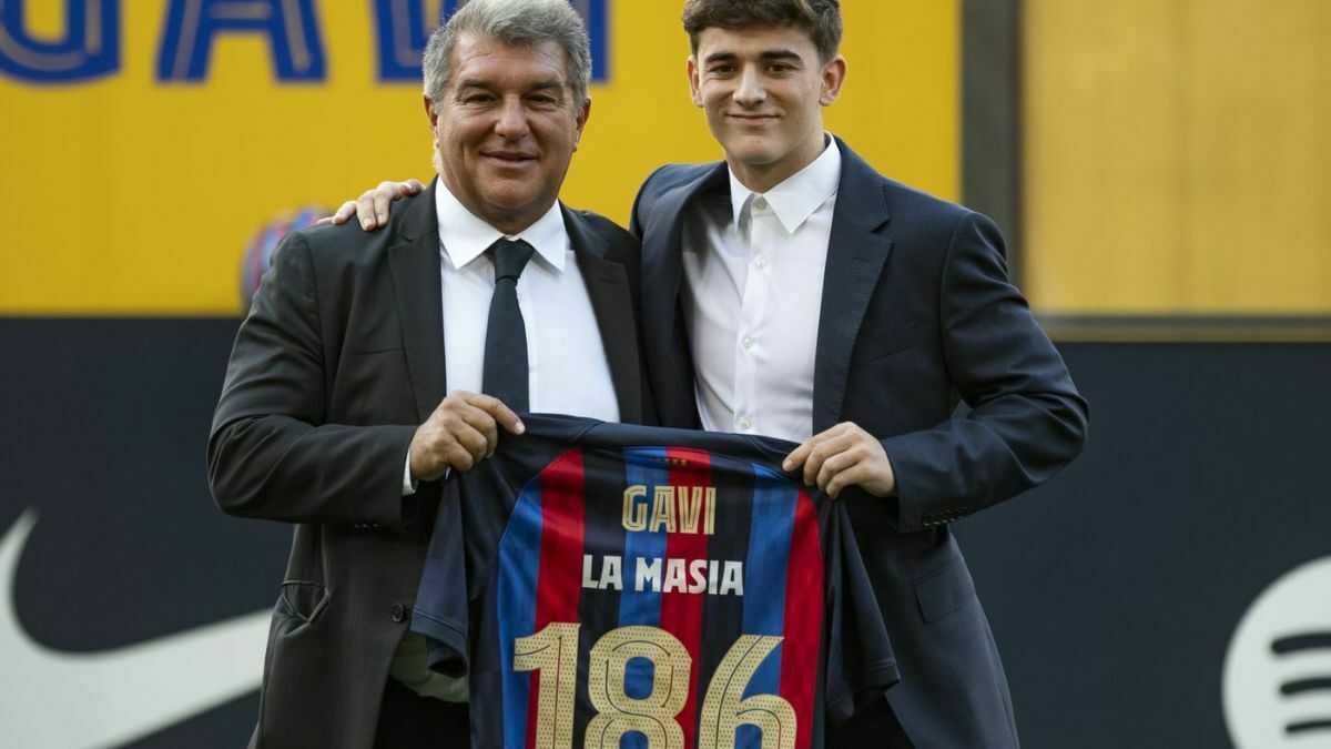 Gavi gave his number to a fan during his contract renewal