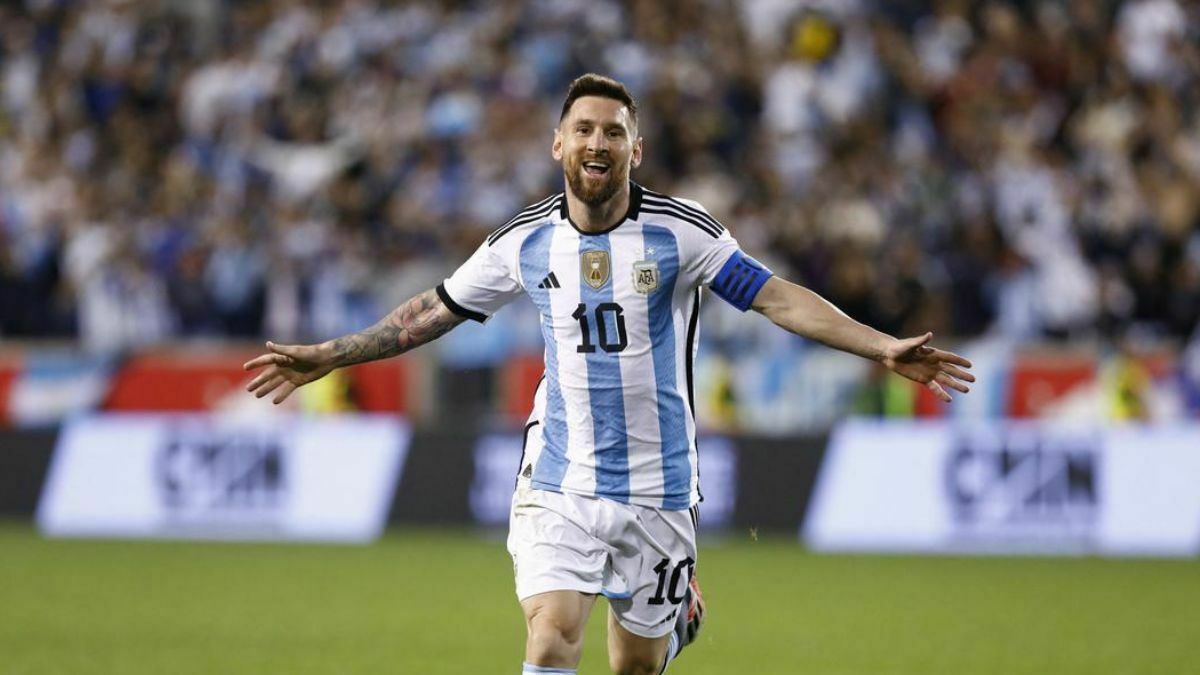 Messi Scores a brilliant freekick to reach to his 90th international goal