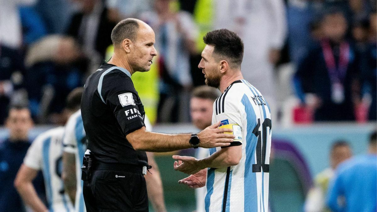 Lionel Messi angry on referee