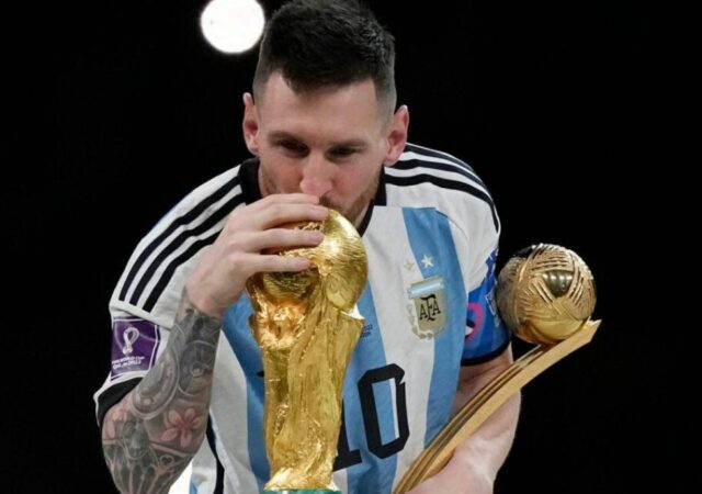 Lionel Messi kissing the World Cup