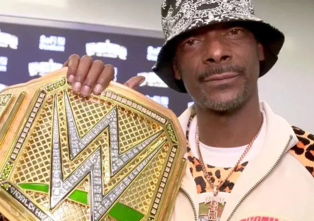 Snoop-Dogg-WWE-Golden Belt